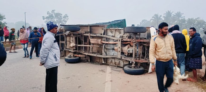ସେବା ସହ ନେବା, ଲୋକେ ଉଠାଇଲେ କୁକୁଡ଼ା ବୋଝେଇ ଗାଡ଼ି ଆଉ କିଛି କୁକୁଡ଼ା ବୋହି ନେଲେ