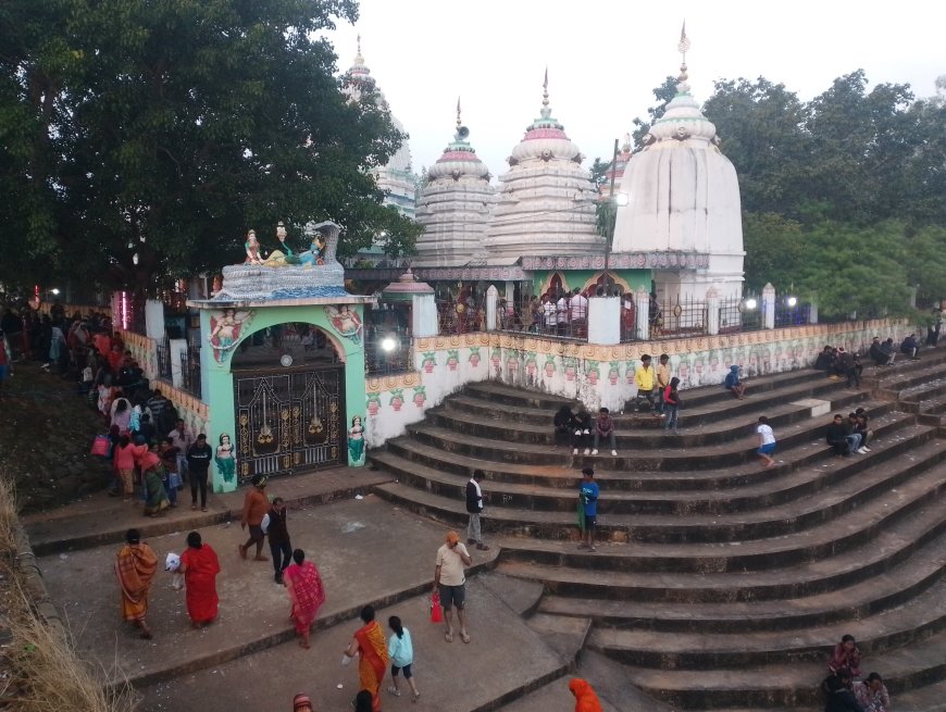 कार्तिक पूर्णिमा पर बैतरणी में श्रद्धालुओं की भीड़ ने चलाई नाव, 10 हजार श्रद्धालु डूबे