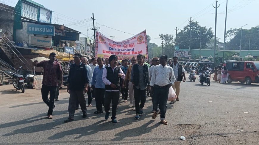मुनिगुड़ा रेलवे क्रॉसिंग गेट तक सड़क निर्माण के लिए विरोध प्रदर्शन।