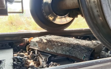 ट्रेन देखकर रेल लाइन पर बाइक छोड़कर भागा युवक बड़ा हादसा होने से बचा