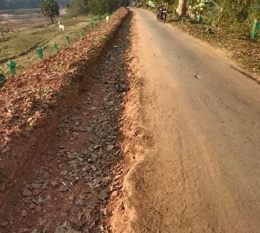 ରାସ୍ତା କଡ଼ ଖୋଳି କାମ ବନ୍ଦ, ଦୁର୍ଘଟଣାର ସମ୍ମୁଖୀନ ହେଉଛନ୍ତି ଛାତ୍ରଛାତ୍ରୀ ଓ ପଥଚାରୀ