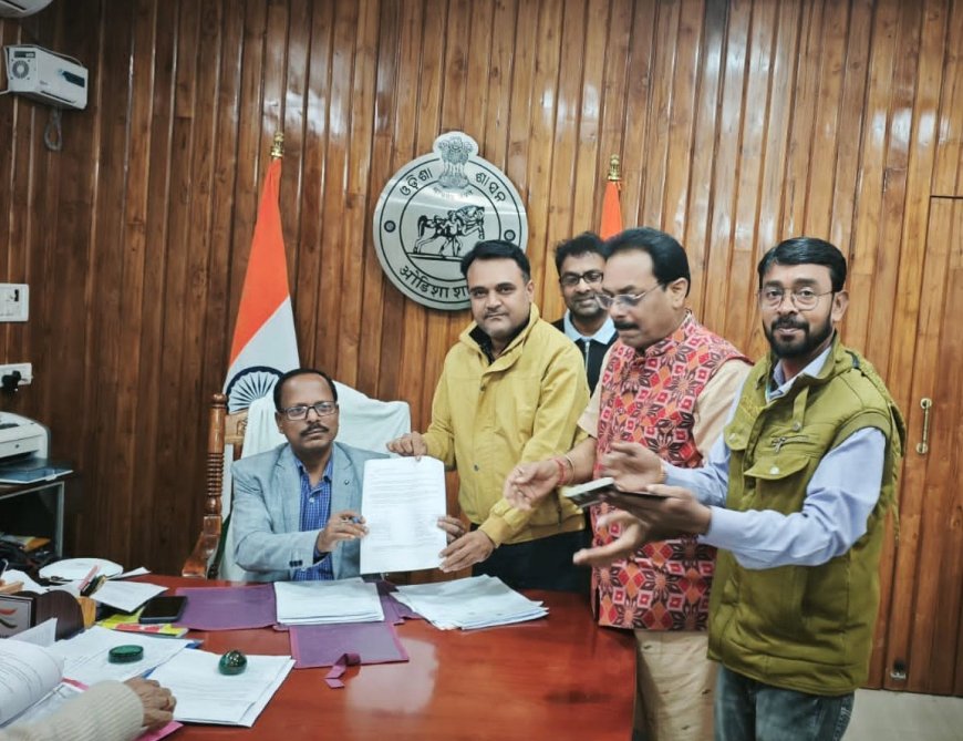 କେନ୍ଦ୍ରୀୟ ବିଦ୍ୟାଳୟରେ ୧୦ମ ଶ୍ରେଣୀ ରୁ ଏକାଦଶ ଶ୍ରେଣୀକୁ ବୃଦ୍ଧି କରିବା ପାଇଁ ଜିଲ୍ଲାପାଳଙ୍କୁ ଅଭିଭାବକଙ୍କ ଦାବିପତ୍ର ପ୍ରଦାନ