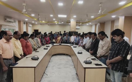 ଜିଲା କାର୍ଯ୍ୟାଳୟ ର ବରିଷ୍ଠ ଦପ୍ତରି, ଶ୍ରୀଯୁକ୍ତ ପ୍ରଫୁଲ୍ଲ କୁମାର ପାତ୍ର ଙ୍କ ଦେହାନ୍ତ ରେ ଶୋକ ସଭା ସହିତ ସ୍ମୃତି ଚାରଣ