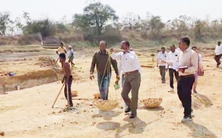 ଜିଲ୍ଲାପାଳ ବୋହିଲେ ମାଟିର ଭାର, ଶ୍ରମିକଙ୍କୁ କଲେ ଉତ୍ସାହିତ