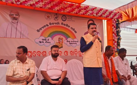 ନବରଙ୍ଗପୁର ଠାରେ ଜିଲ୍ଲା ସ୍ତରୀୟ" ପ୍ରବେଶ ଉତ୍ସବ ଓ ଖଡ଼ି ଛୁଆଁ "୨୦୨୫ ମାନ୍ୟବର ମନ୍ତ୍ରୀ କୋଳରେ ବସାଇ ଶିଶୁଙ୍କୁ ଖଡ଼ି ଛୁଆଁଇଲେ