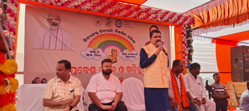 ନବରଙ୍ଗପୁର ଠାରେ ଜିଲ୍ଲା ସ୍ତରୀୟ" ପ୍ରବେଶ ଉତ୍ସବ ଓ ଖଡ଼ି ଛୁଆଁ "୨୦୨୫ ମାନ୍ୟବର ମନ୍ତ୍ରୀ କୋଳରେ ବସାଇ ଶିଶୁଙ୍କୁ ଖଡ଼ି ଛୁଆଁଇଲେ