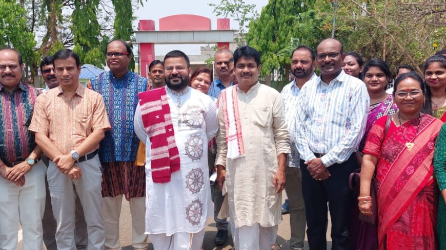 ଓଡିଆ ପକ୍ଷ ପାଳନ ଅବସରରେ ନବରଙ୍ଗପୁର ଜିଲ୍ଲା ରେ ପାରମ୍ପରିକ ପୋଷାକ ପରିଧାନ ଦିବସ ପାଳିତ