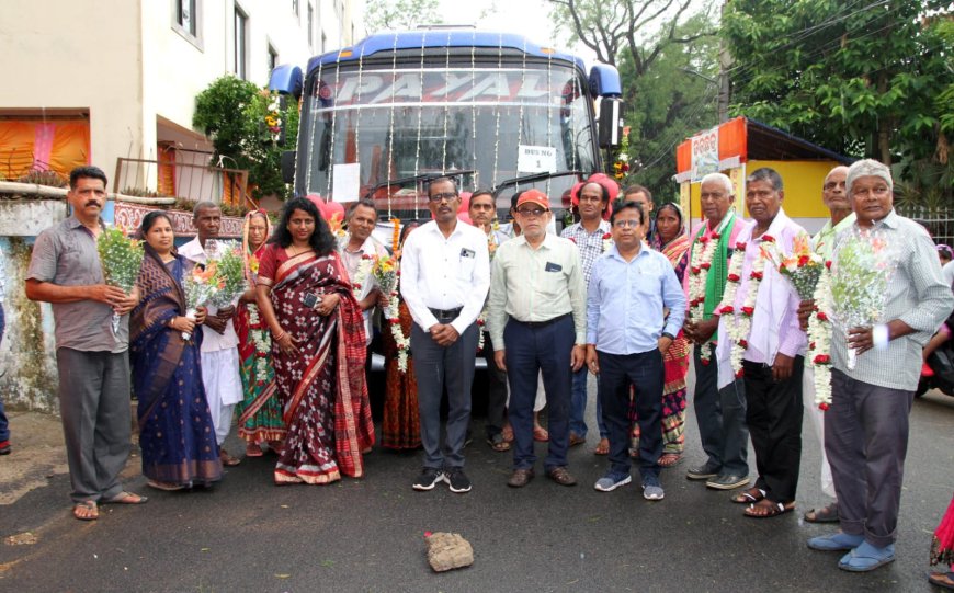 ବରିଷ୍ଠ ନାଗରିକ ତୀର୍ଥ ଯାତ୍ରା ଯୋଜନାରେ ଜିଲ୍ଲାରୁ ଦ୍ଵିତୀୟ ପର୍ଯ୍ୟାୟରେ ଅଯୋଧ୍ୟା -ବାରଣାସି ଅଭିମୁଖେ ଆଧ୍ୟାତ୍ମିକ ଯାତ୍ରl ଆରମ୍ଭ କଲେ ୧୯୬ଜଣ ବରିଷ୍ଠ ନାଗରିକ.
