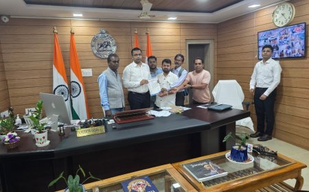 କୋରାପୁଟ ଜିଲ୍ଲା ସାମ୍ବାଦିକ ସଂଘ ପକ୍ଷରୁ ଆଜି ଜିଲ୍ଲା ପାଳ ଭି କିର୍ତ୍ତୀଭାସନ ଙ୍କୁ ସାମ୍ବାଦିକ ସୁରକ୍ଷା ଦାବିପତ୍ର ନେଇ ମୁଖ୍ୟ ମନ୍ତ୍ରୀ ମୋହନ ଚରଣ ମାଝି ଙ୍କ ଉଦେଶ୍ୟ ଏକ ସ୍ମାରକ ପତ୍ର ପ୍ରଦାନ କରାଗଲା।