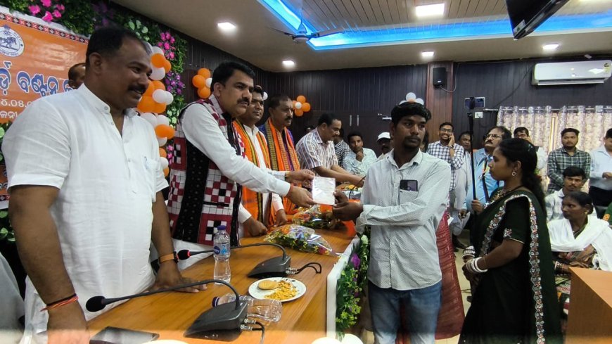 ନବରଙ୍ଗପୁର ଠାରେ ନୂତନ ରାସନ୍ କାର୍ଡ ବଣ୍ଟନ ମୁଖ୍ୟ ଅତିଥି ରୂପେ ଯୋଗଦେଲେ ବିଦ୍ୟାଳୟ ଓ ଗଣଶିକ୍ଷା ବିଭାଗ ମନ୍ତ୍ରୀ
