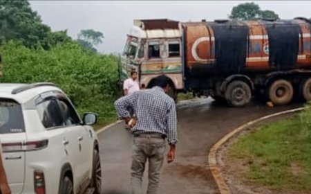 ୫୯ ନଂ.ଜାତୀୟ ରାଜପଥର ଗାଜଲବାଡ଼ି ଘାଟିରେ ଫସିଛି ଟ୍ୟାଙ୍କର; ଯାତାୟାତ ଠପ୍‌