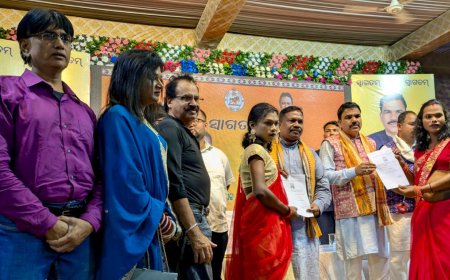 କିନ୍ନର ସଂଘର ଦୁଇ ନୂତନ ସଭ୍ୟଙ୍କୁ ମନ୍ତ୍ରୀଙ୍କ ଦ୍ୱାରା କିନ୍ନର ପରିଚୟ ପତ୍ର ପ୍ରଦାନ