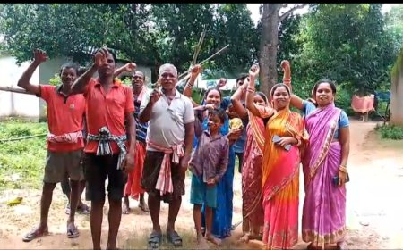 ।। ଗାଁ କୁ ନାହଁ ରାସ୍ତା ଯାଇ ପାରୁ ନାହିଁ ଆମ୍ବୁଲାନ୍ସ ଗାଡ଼ି ଦୁଇ କିଲୋମିଟର ଧରି ରୋଗୀ କୁ ନେଇ ଯାଉଛନ୍ତି ଗାଁ ଲୋକେ ।।