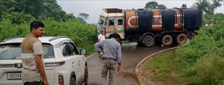 ୫୯ ନଂ.ଜାତୀୟ ରାଜପଥର ଗାଜଲବାଡ଼ି ଘାଟିରେ ଫସିଛି ଟ୍ୟାଙ୍କର; ଯାତାୟାତ ଠପ୍