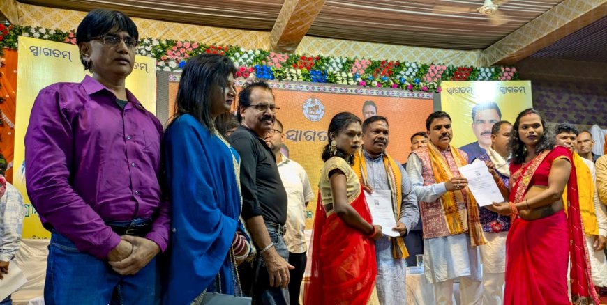 କିନ୍ନର ସଂଘର ଦୁଇ ନୂତନ ସଭ୍ୟଙ୍କୁ ମନ୍ତ୍ରୀଙ୍କ ଦ୍ୱାରା କିନ୍ନର ପରିଚୟ ପତ୍ର ପ୍ରଦାନ