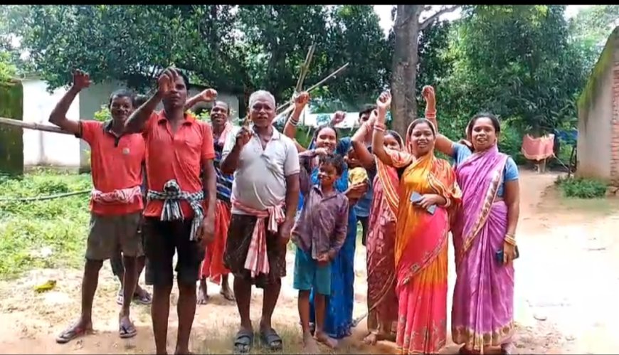 ।। ଗାଁ କୁ ନାହଁ ରାସ୍ତା ଯାଇ ପାରୁ ନାହିଁ ଆମ୍ବୁଲାନ୍ସ ଗାଡ଼ି ଦୁଇ କିଲୋମିଟର ଧରି ରୋଗୀ କୁ ନେଇ ଯାଉଛନ୍ତି ଗାଁ ଲୋକେ ।।