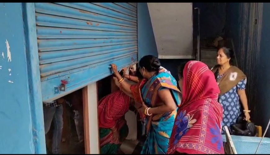 ଋଣ ଆଦାୟ ଟଙ୍କା ପୈଠ ପରେ ଫାଇନାନ୍ସ କମ୍ପାନୀ ଠକିବାରୁ ତାଲା ପକାଇଲେ ମହିଳା