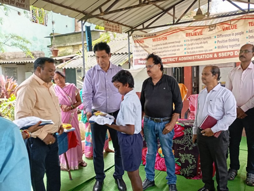ସ୍ଵତନ୍ତ୍ର ବିଦ୍ୟାଳୟ ଆଶା କିରଣ କୁ ପରି ଦର୍ଶନ କଲେ ଜିଲ୍ଲାପାଳ