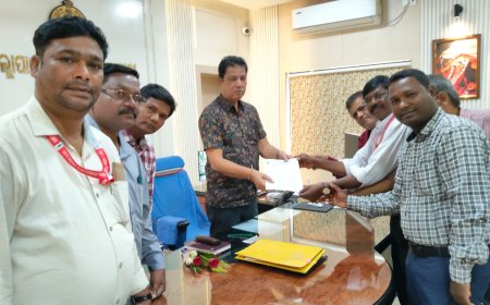 ନବରଙ୍ଗପୁର ଜିଲ୍ଲା ଓ. ୟୁ. ଡବ୍ଲୁ. ଜେ. ସାମ୍ବାଦିକ ସଂଙ୍ଘ ତରଫରୁ ନୂତନ ଜିଲ୍ଲାପାଳଙ୍କୁ ସ୍ୱାଗତ ସହ ମୁଖ୍ୟମନ୍ତ୍ରୀଙ୍କ ଉଦେଶ୍ୟରେ ଦାବିପତ୍ର ପ୍ରଦାନ