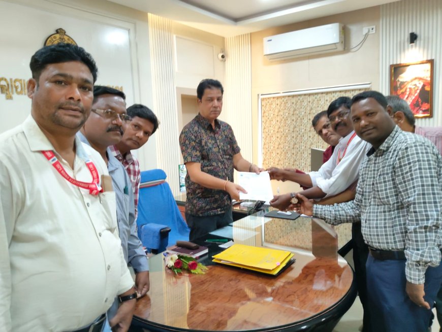 ନବରଙ୍ଗପୁର ଜିଲ୍ଲା ଓ. ୟୁ. ଡବ୍ଲୁ. ଜେ. ସାମ୍ବାଦିକ ସଂଙ୍ଘ ତରଫରୁ ନୂତନ ଜିଲ୍ଲାପାଳଙ୍କୁ ସ୍ୱାଗତ ସହ ମୁଖ୍ୟମନ୍ତ୍ରୀଙ୍କ ଉଦେଶ୍ୟରେ ଦାବିପତ୍ର ପ୍ରଦାନ
