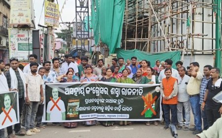 ନରେନ୍ଦ୍ର ମୋଦୀ ମାଆଙ୍କୁ ଅପମାନ ପ୍ରତିବାଦରେ  ବାରିପଦା ବିଜେପି ପକ୍ଷରୁ ରାହୁଲଙ୍କ ତୈଳଚିତ୍ର ଦାହ