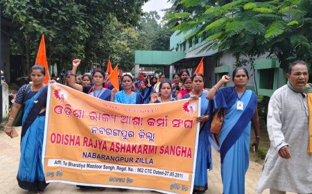 ଉମରକୋଟ ଆଶା କର୍ମୀ ମୃତ୍ୟୁ ର ନ୍ୟାୟ ଦାବିରେ ଜିଲ୍ଲା ସ୍ୱାସ୍ଥ୍ୟ କାର୍ଯ୍ୟାଳୟ ଘେରାଉ କଲା ଆଶା କର୍ମୀ ସଂଘ:ଡାକ୍ତର ଙ୍କ ଗିରଫ ଦାବି ରେ ତେଜିଲା ଆନ୍ଦୋଳନ