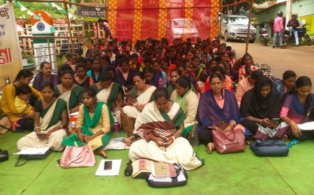 ପଟାଙ୍ଗି ବ୍ଲକ କାର୍ଯ୍ୟାଳୟ ସୋମୁଖରେ ଧାରଣାରେ ବସି ରୋହିଛନ୍ତି ମହିଳା ମାନେ