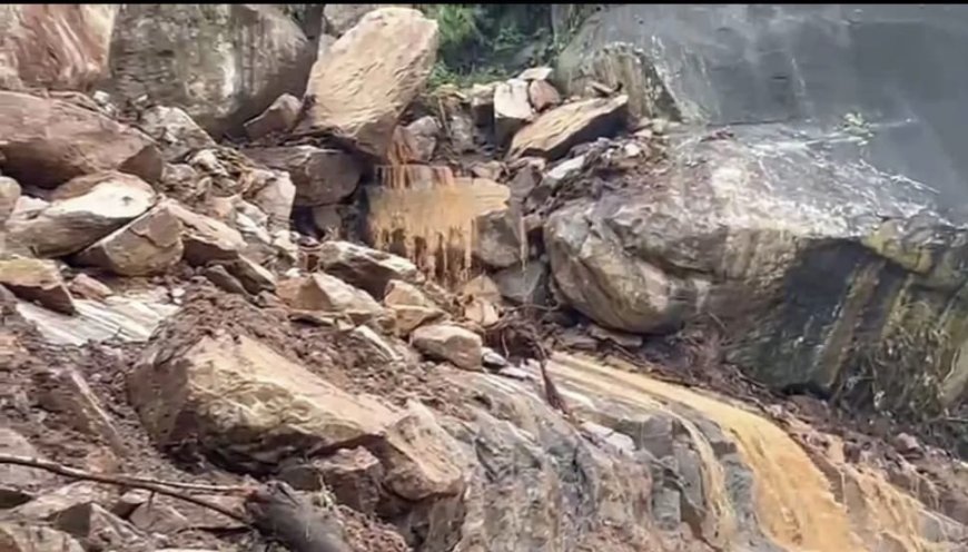 ପ୍ରବଳ ବର୍ଷା ପରେ ପୁଣି କଳିଙ୍ଗା ଘାଟିରେ ଅଘଟଣ: ପଥର ଖସିବା ପରେ ନିର୍ମାଣ କାମ ବନ୍ଦ