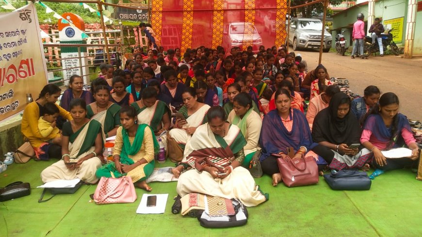 ପଟାଙ୍ଗି ବ୍ଲକ କାର୍ଯ୍ୟାଳୟ ସୋମୁଖରେ ଧାରଣାରେ ବସି ରୋହିଛନ୍ତି ମହିଳା ମାନେ
