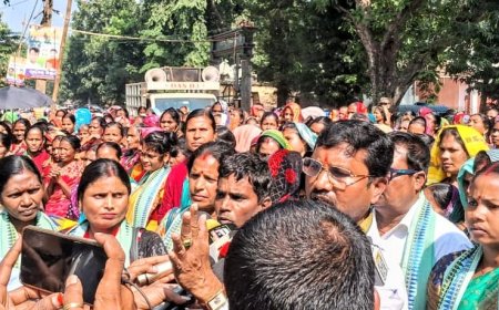 ଜିଲ୍ଲାପାଳଙ୍କ ଅଫିସ ଘେରିଲେ ମଧ୍ୟାହ୍ନ ଭୋଜନ ପାଚକ ପାଚିକା ୭ଦଫା ଦାବି ପୂରଣ ନହେଲେ ବିଧାନସଭା ଘେରାଉ ପାଇଁ ଚେତାବନି