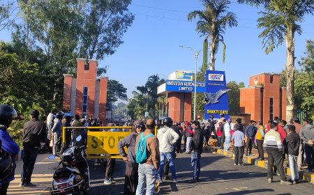 ।। ଏଚ୍ ଏ ଏଲ୍ ଠିକା କର୍ମଚାରୀ ମାନଙ୍କ ( ଏନ୍ ଏ ସି ) ମୁଖ୍ୟ ଫାଟକ ଆଗରେ ଧାରଣା ।।