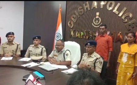 କନ୍ଧମାଳ ପୋଲିସ ଓ ଦକ୍ଷିଣାଞ୍ଚଳ ଆଜିଙ୍କ ଆଗରେ ହାର୍ଡକୋର ମାଓବାଦୀଙ୍କ ଆତ୍ମସମର୍ପଣ