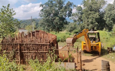 ତୁମୁଡିବନ୍ଧରେ ବୁଲିଲା ବୁଲ ଡୋଜର : ସରକାରୀ ଜମି ଜବରଦଖଲ ଅଭିଯୋଗ ରେ ୬ଟି ଘର ଭାଙ୍ଗିଲା ପ୍ରଶାସନ