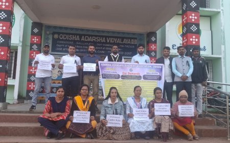 କଳାବ୍ୟାଚ ପରିଧାନ କଲେ ଓଡ଼ିଶା ଆଦର୍ଶ ବିଦ୍ୟାଳୟ ଶିକ୍ଷକ ଓ କର୍ମଚାରୀ : ୧୩ ଦଫା ଦାବିରେ ଆନ୍ଦୋଳନ