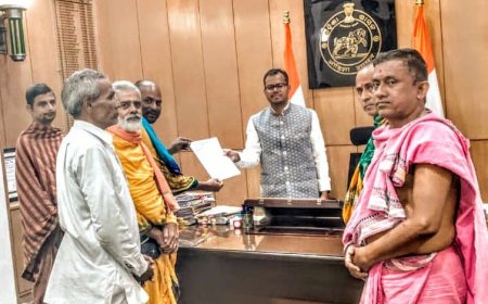 ଡିସେମ୍ବର ୧ରୁ ଜିଲ୍ଲାପାଳ ଅଫିସ ଆଗରେ ସେବାୟତଙ୍କ ଧାରଣା ପ୍ରଜ୍ବଳିତ ଦୀପ ସହ ଆଣ୍ଠେଇ ଅଭିନବ ଉପାୟରେ କରିବେ ବିରୋଧ ପ୍ରଦର୍ଶନ ଜିଲ୍ଲା ପାଳଙ୍କ ମାଧ୍ୟମରେ ମୁଖ୍ୟମନ୍ତ୍ରୀଙ୍କୁ ଦାବିପତ୍ର ପ୍ରଦାନ