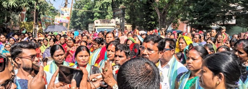 ଜିଲ୍ଲାପାଳଙ୍କ ଅଫିସ ଘେରିଲେ ମଧ୍ୟାହ୍ନ ଭୋଜନ ପାଚକ ପାଚିକା ୭ଦଫା ଦାବି ପୂରଣ ନହେଲେ ବିଧାନସଭା ଘେରାଉ ପାଇଁ ଚେତାବନି