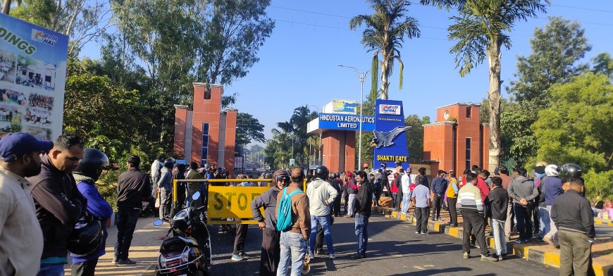 ।। ଏଚ୍ ଏ ଏଲ୍ ଠିକା କର୍ମଚାରୀ ମାନଙ୍କ ( ଏନ୍ ଏ ସି ) ମୁଖ୍ୟ ଫାଟକ ଆଗରେ ଧାରଣା ।।