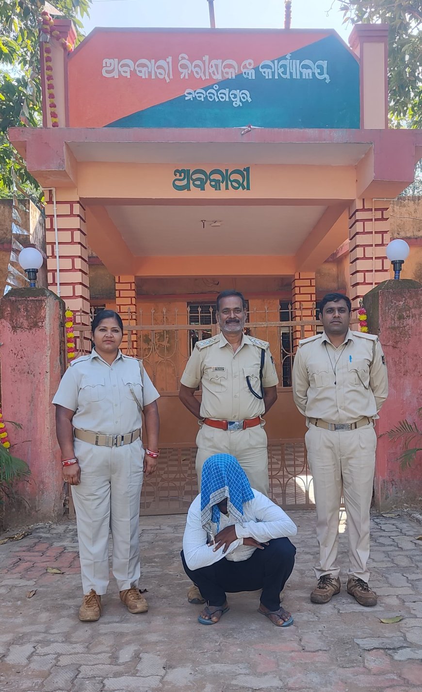 ୩୨ ଲିଟର ଚୋରା ଦେଶୀ ରନ୍ଧା ମଦ ଜବତ