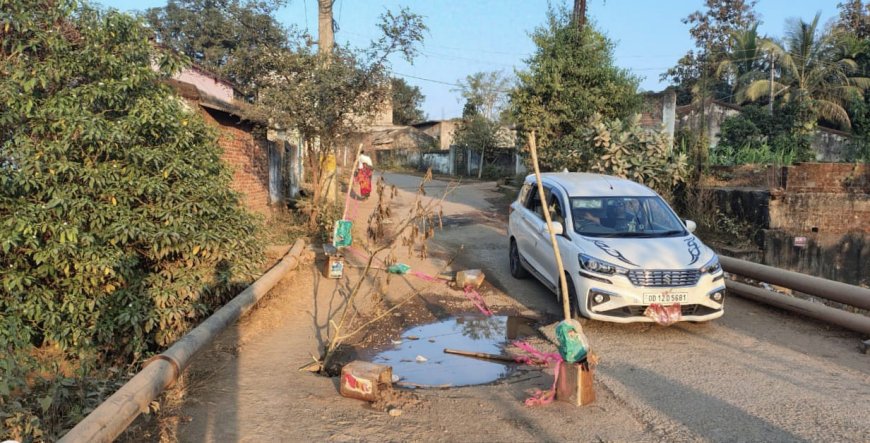 ବାଲିଗୁଡା ଠାରୁ ସାଡିଙ୍ଗିଆ ରାସ୍ତା ଅବସ୍ଥା ଅତି ଶୋଚନୀୟ: ପୋଲ ମଝିରେ ବଡ଼ ଗର୍ତ୍ତ ସୃଷ୍ଟି: ଦୁର୍ଘଟଣା ଆଶଙ୍କା