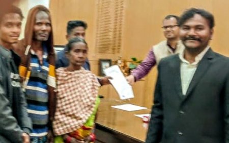 ନାକଝରୀ ଗ୍ରାମକୁ ବିଦ୍ୟୁତ ସଂଯୋଗ ଦାବି ମୁଖ୍ୟମନ୍ତ୍ରୀଙ୍କ ଉଦ୍ଦେଶ୍ୟରେ ଦାବିପତ୍ର ପ୍ରଦାନକଲେ ଗ୍ରାମବାସୀ