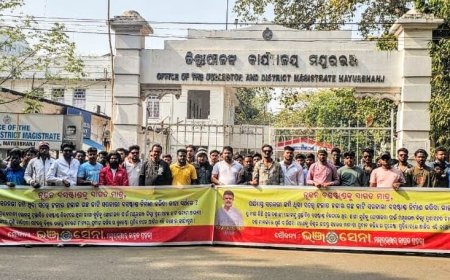 ବାରିପଦା ବସଷ୍ଟାଣ୍ଡ ପାଇଁ ଗଛକଟା ପ୍ରସଙ୍ଗ ଜିଲ୍ଲାପାଳଙ୍କ ଅଫିସ ସମ୍ମୁଖରେ ଭଞ୍ଜସେନାର ବିକ୍ଷୋଭ