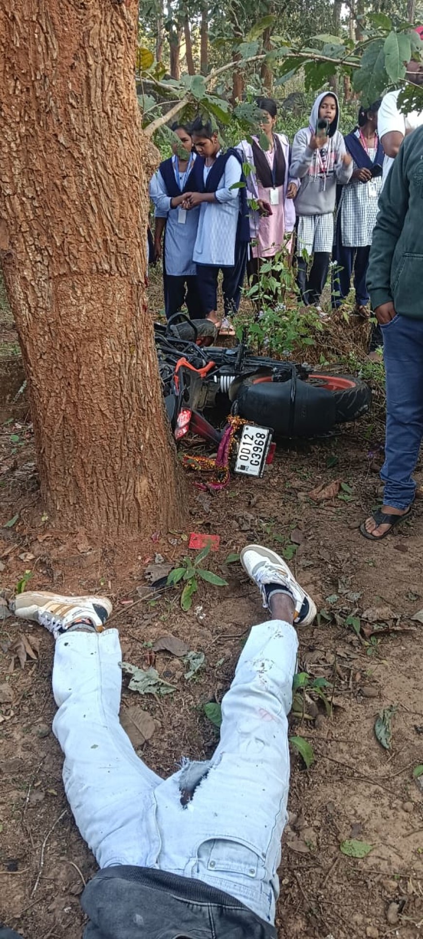 ଭାରସାମ୍ୟ ହରାଇ ରାସ୍ତା କଡ଼ ଗଛରେ ପିଟି ହେଲା ବାଇକ:  ଦୁଇ ମୃତ, ଜଣେ ଗୁରୁତର