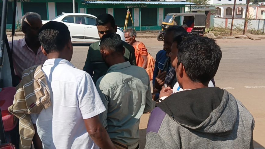 ଅସହାୟ ଙ୍କୁ ସାହାଯ୍ୟ ର ହାତ ବଢ଼ାଇଲେ ବାଲିଗୁଡା ବିଧାୟକ ଚକ୍ରମଣୀ କଂହର  ଏବଂ ତୁମୁଡିବନ୍ଧ ବ୍ଲକ ବିଜେଡି ସଭାପତି  ପ୍ରମୋଦ ସାହୁ.