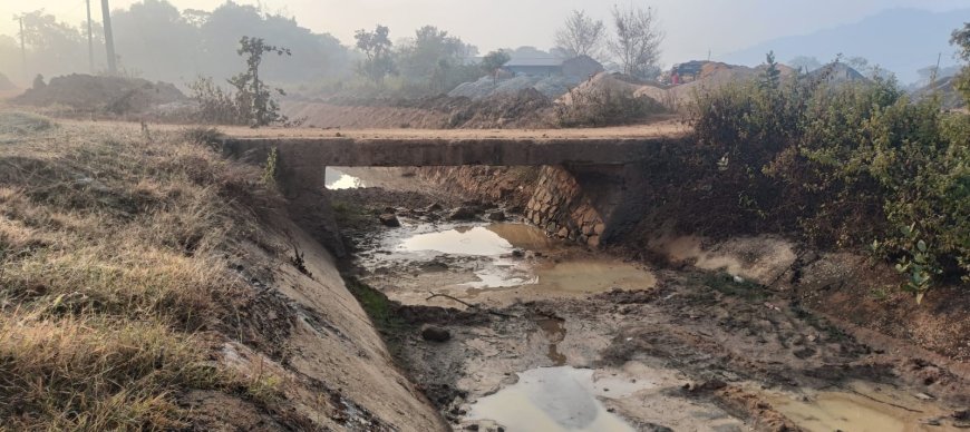 The Jodapokhari Canal bridge is in a dangerous condition, located about 1 km from Bijatala Block.