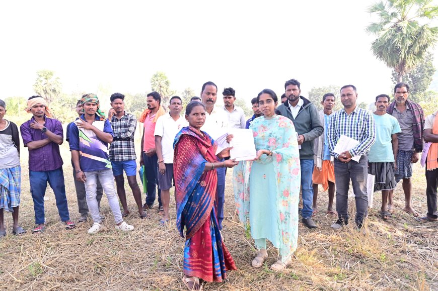 ଜିଲ୍ଲାପାଳଙ୍କ ତ୍ୱରିତ ପଦକ୍ଷେପ ଯୋଗୁଁ ୨୨  ବର୍ଷ ତଳେ ଜମି ପଟ୍ଟା ପାଇଥିବା ହିତାଧିକାରୀଙ୍କୁ ମିଳିଲା ଜମି ଦଖଲ