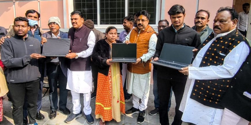 ଗଣଶିକ୍ଷା ମନ୍ତ୍ରୀଙ୍କ ଦୁଇଦିନିଆ ମୟୂରଭଞ୍ଜ ଗସ୍ତ  ଭିନ୍ନକ୍ଷମ ଛାତ୍ରଛାତ୍ରୀଙ୍କୁ ଲାପଟପ ଓ ଛାତ୍ରବୃତ୍ତୀ ବଣ୍ଟନ ଆଗାମୀ ୩ବର୍ଷ ଭିତରେ ରାଜ୍ୟରେ ୪୫ହଜାର ଶିକ୍ଷକ ପଦବୀ ପୂରଣ ହେବ