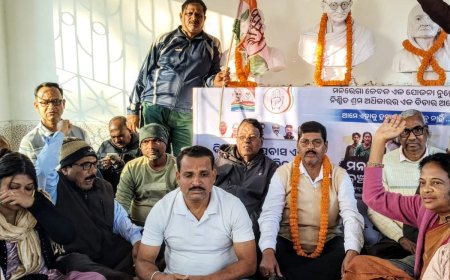 ଗାନ୍ଧୀ ମୂର୍ତ୍ତୀ ତଳେ ଜିଲ୍ଲା କଂଗ୍ରେସର ଧାରଣା ମନରେଗା ଯୋଜନାର ନାମ ପରିବର୍ତ୍ତନ ଏକ ଐତିହାସିକ ଅପରାଧ