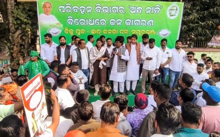 ଜିଲ୍ଲାପାଳ ଅଫିସ ଘେରିଲା ଯୁବଛାତ୍ର ବିଜେଡି  ପଲ୍ୟୁସନ ସାର୍ଟିଫିକେଟ ନାମରେ ରାଜ୍ୟ ସରକାର ଲୋକଙ୍କୁ ଶୋଷଣ କରୁଛନ୍ତି