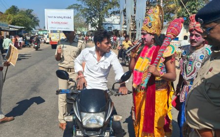 ସଡ଼କ ସୁରକ୍ଷା ସଚେତନତା: ନୂଆପଡା ପୋଲିସର ଅଭିନବ ପ୍ରୟାସ