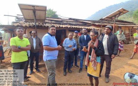 ବାଇକ୍‌ ଚଢ଼ି ଅଗମ୍ୟ ପାହାଡିଆ ଅଞ୍ଚଳ ବୁଲିଲେ  ଜିଲ୍ଲାପାଳ, ଦୁର୍ଗମ ଗ୍ରାମରେ ପହଞ୍ଚି ଶୁଣିଲେ ଲୋକଙ୍କ ଦୁଃଖ